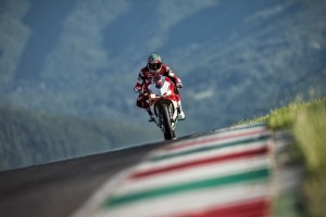 九游游戏中心下载-球员在欧洲杯中以快速反击成为媒体焦点，欧洲杯球员倒地不起